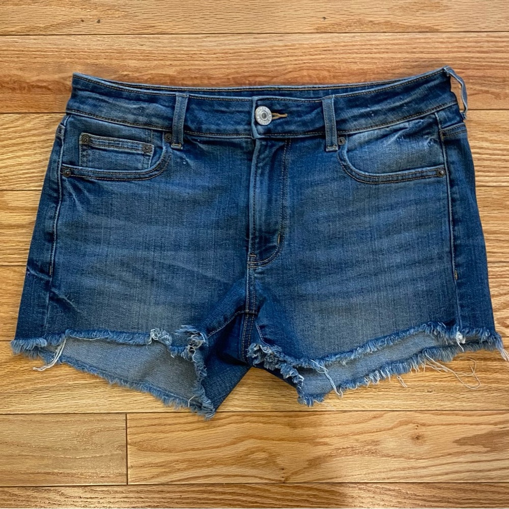 American Eagle Tomgirl Midi SuperStretch Denim Frayed Hem Shorts - Size 6